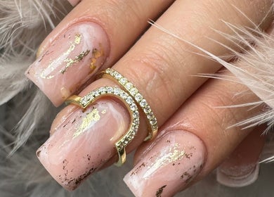 Elegancki manicure ze złotymi akcentami, BEAUTY ROOM Wiktoria, Skarżysko-Kamienna, Województwo Świętokrzyskie, PL.