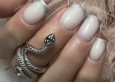 Elegancki manicure z brokatowym wykończeniem w BEAUTY ROOM Wiktoria, Skarżysko-kamienna, Województwo Świętokrzyskie, PL.