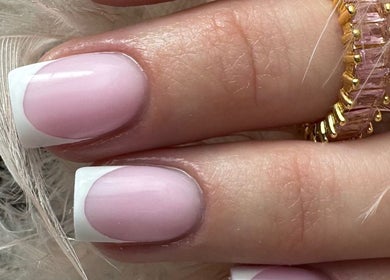 Elegancki manicure francuski w BEAUTY ROOM Wiktoria, Skarżysko-kamienna, Województwo Świętokrzyskie, PL.