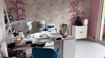 Espace lumineux de Nail’s NA Beauty à Château-renault, Centre-val De Loire, FR avec décoration florale.