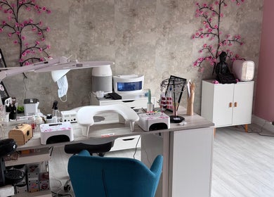 Intérieur de Nail’s NA Beauty à Château-renault, Centre-val De Loire, FR avec décoration florale.