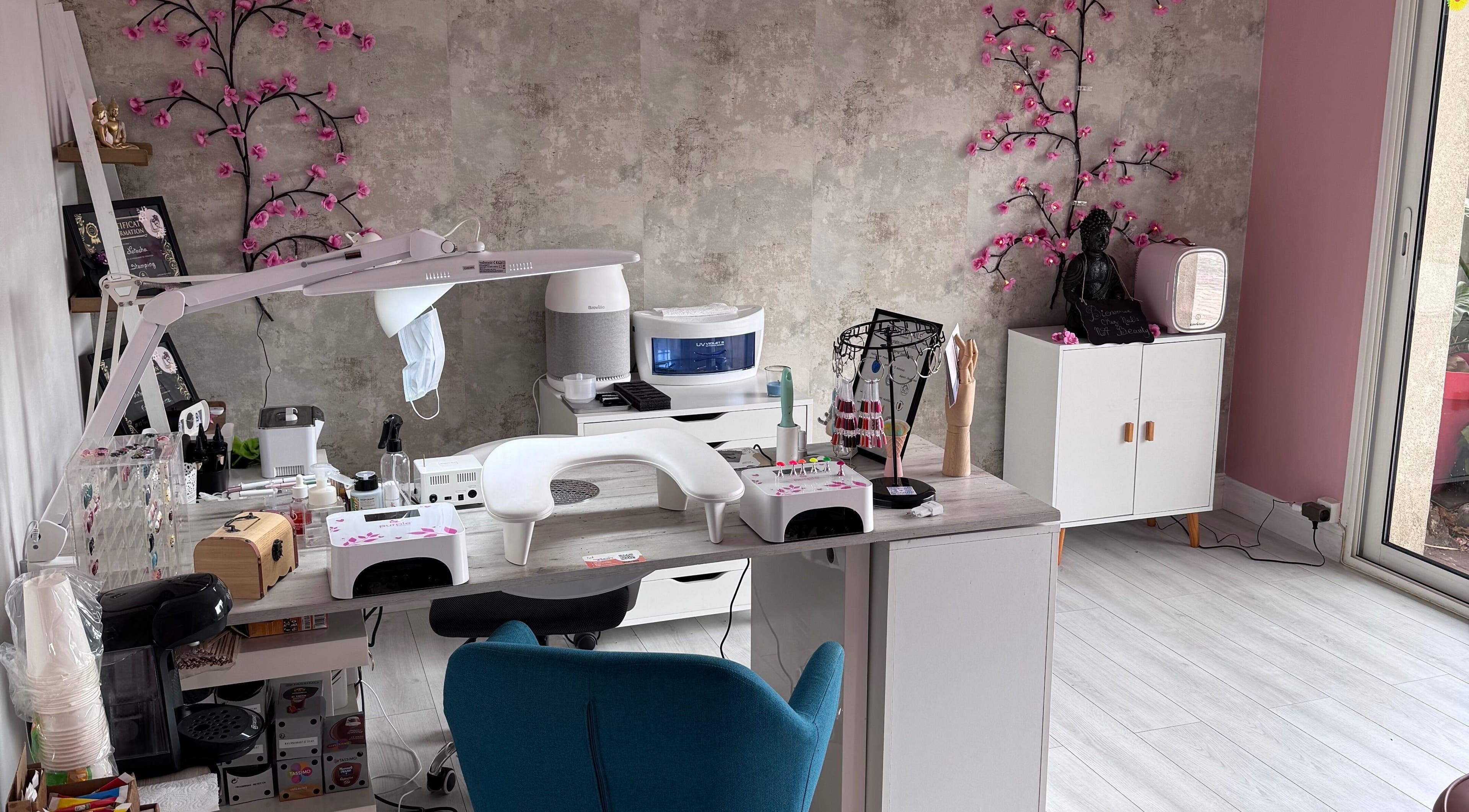 Intérieur de Nail’s NA Beauty à Château-renault, Centre-val De Loire, FR avec décoration florale.