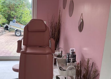Salle de soins élégante à Nail’s NA Beauty, Château-renault, Centre-val De Loire, FR avec fauteuil rose.