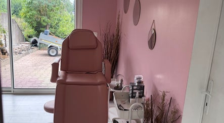 Salle de soins élégante à Nail’s NA Beauty, Château-renault, Centre-val De Loire, FR avec fauteuil rose.