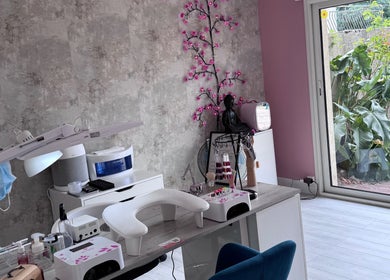Table de manucure à Nail’s NA Beauty, Château-renault, Centre-val De Loire, FR avec déco florale.