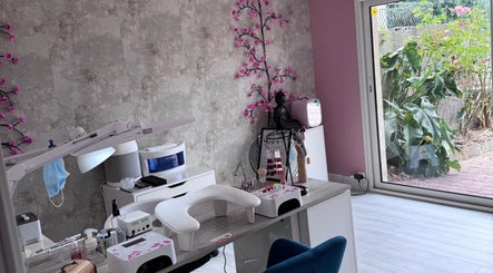 Table de manucure à Nail’s NA Beauty, Château-renault, Centre-val De Loire, FR avec déco florale.