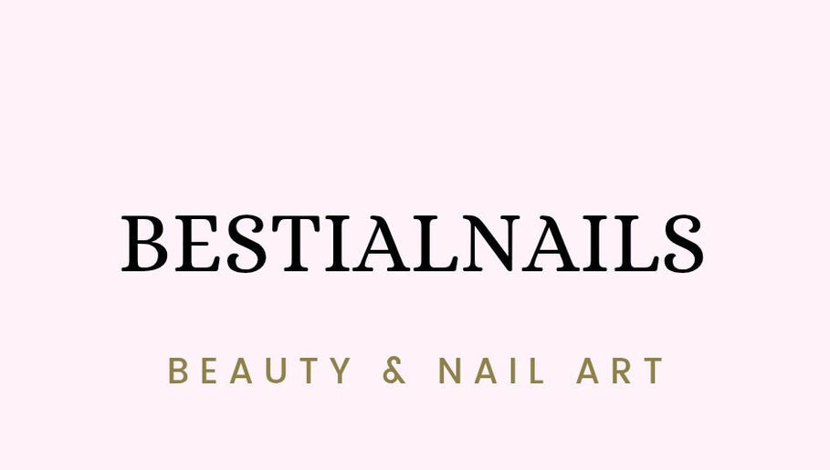 Logo de Bestialnails, establecido en Toledo, Castilla-la Mancha, ES, sobre fondo rosa claro.