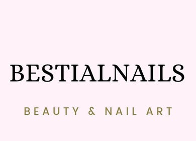Logo de Bestialnails, establecido en Toledo, Castilla-la Mancha, ES, sobre fondo rosa claro.