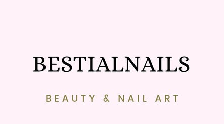 Logo de Bestialnails, establecido en Toledo, Castilla-la Mancha, ES, sobre fondo rosa claro.