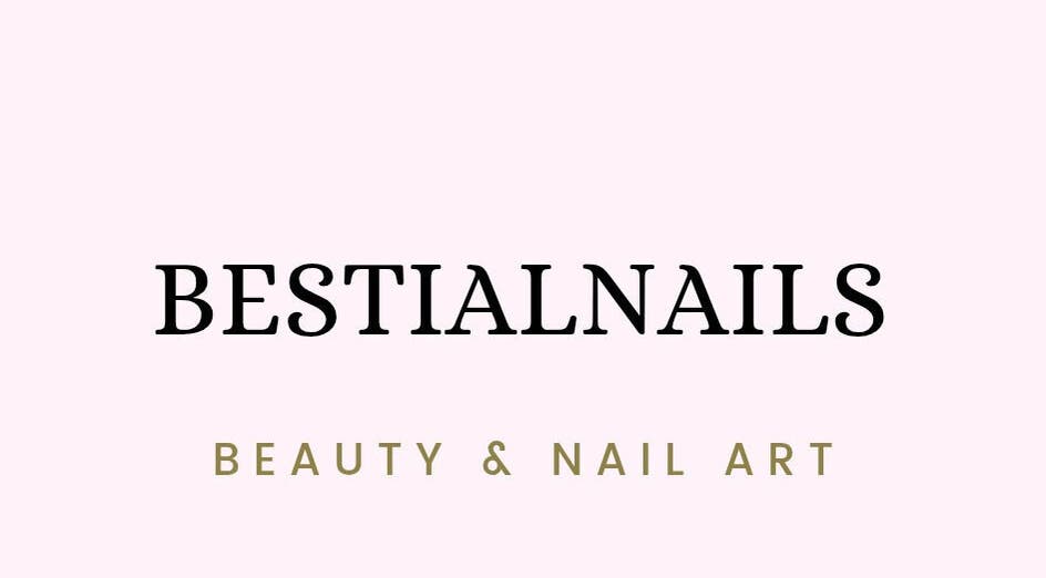 Logo de Bestialnails, establecido en Toledo, Castilla-la Mancha, ES, sobre fondo rosa claro.