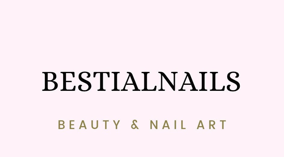 Logo de Bestialnails, establecido en Toledo, Castilla-la Mancha, ES, sobre fondo rosa claro.
