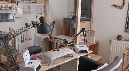 Espace manucure chez Didie Art'Beauty, Izeaux, Auvergne-rhône-alpes, FR, équipé de lampes et outils professionnels.