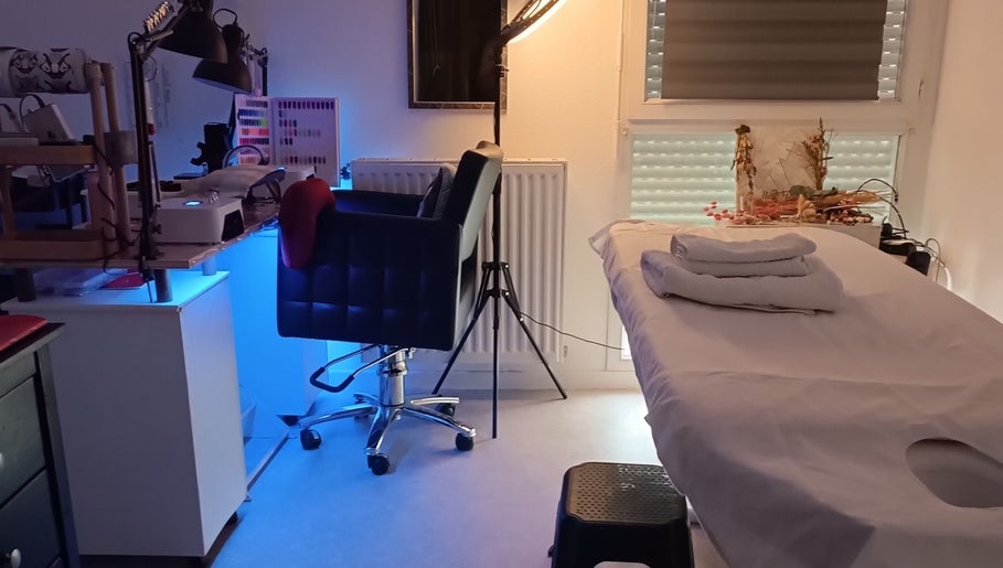 Salle de soins moderne chez Didie Art'Beauty, Izeaux, Auvergne-rhône-alpes, FR.