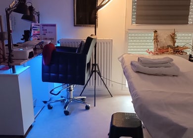 Salle de soins moderne chez Didie Art'Beauty, Izeaux, Auvergne-rhône-alpes, FR.