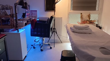 Salle de soins moderne chez Didie Art'Beauty, Izeaux, Auvergne-rhône-alpes, FR.