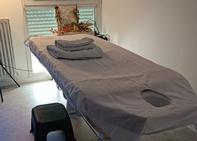 Table de massage avec serviettes chez Didie Art'Beauty à Izeaux, Auvergne-rhône-alpes, FR.