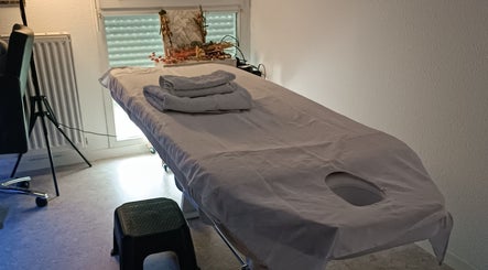 Table de massage avec serviettes chez Didie Art'Beauty, Izeaux, Auvergne-rhône-alpes, FR.