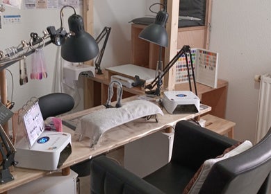 Intérieur de Didie Art'Beauty, Izeaux, Auvergne-rhône-alpes, FR, avec stations de manucure modernes.