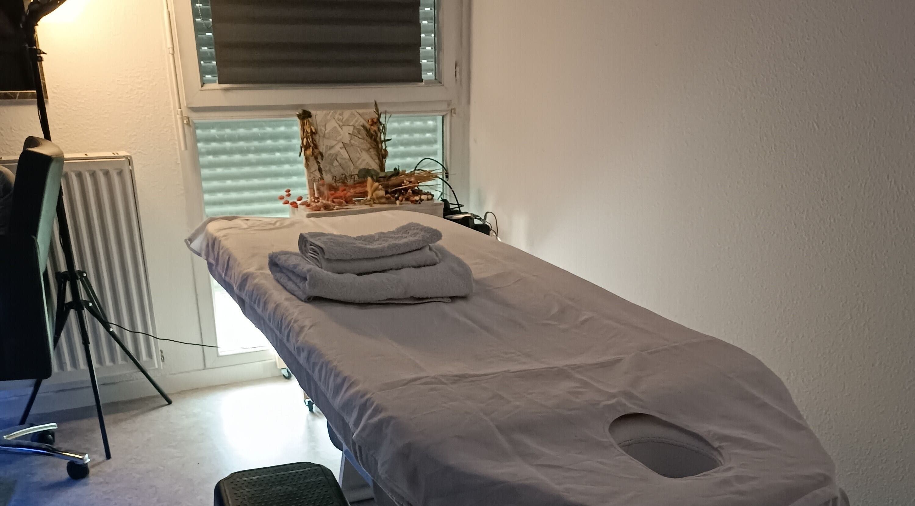 Table de massage à Didie Art'Beauty, Izeaux, Auvergne-rhône-alpes, FR, offrant détente et bien-être.