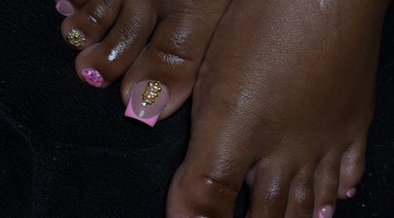 Pédicure rose étincelante avec motifs à Studio Keÿ 1999, Le Lorrain, Martinique, MQ.