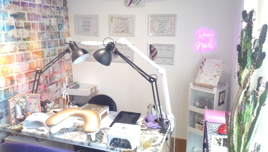 Intérieur élégant du salon Rony Nail's à Montaigu-vendée, Pays De La Loire, FR, avec équipements professionnels.
