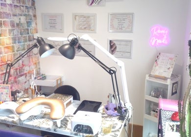 Intérieur élégant du salon Rony Nail's à Montaigu-vendée, Pays De La Loire, FR, avec équipements professionnels.