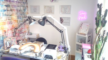 Intérieur élégant du salon Rony Nail's à Montaigu-vendée, Pays De La Loire, FR, avec équipements professionnels.