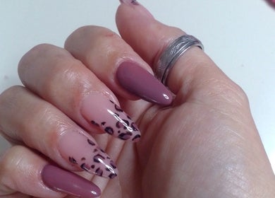 Design ongles élégants à Rony Nail's, Montaigu-Vendée, Pays De La Loire, FR. Vernis chic et motifs tendance.