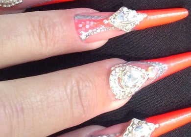 Stylisme d'ongles flamboyants avec bijoux chez Rony Nail's, Montaigu-vendée, Pays De La Loire, FR.