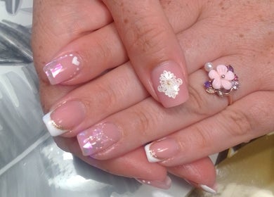 Nail art raffiné chez Rony Nail's, Montaigu-vendée, Pays De La Loire, FR. Ongles décorés avec élégance.