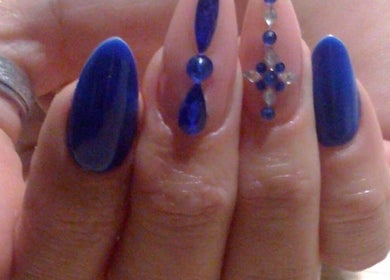 Manucure ornée de bleu avec des strass à Rony Nail's, Montaigu-vendée, Pays De La Loire, FR.
