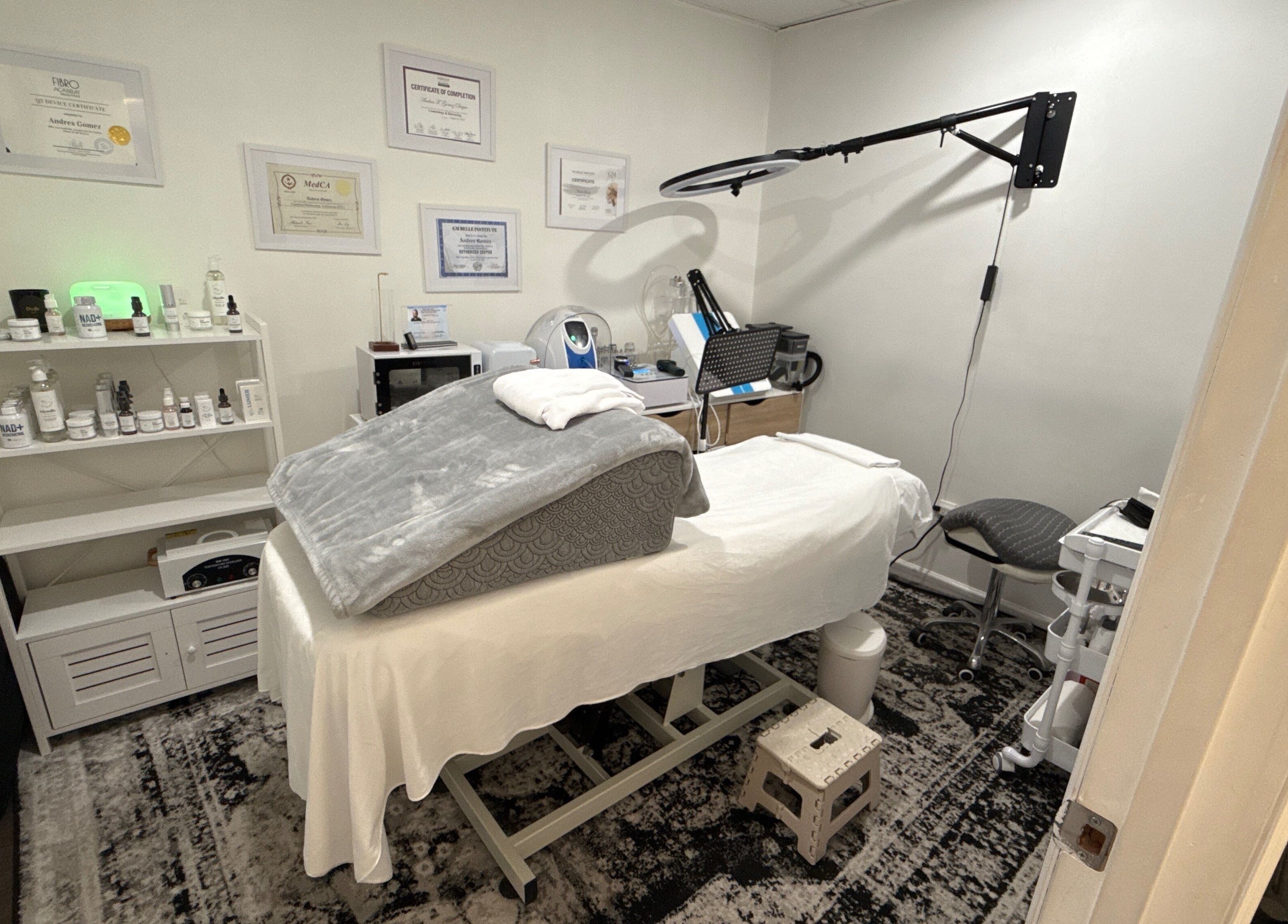 Sala de tratamiento en Your Skincare Plus, Garfield, New Jersey, US, con cama de spa y productos de belleza.