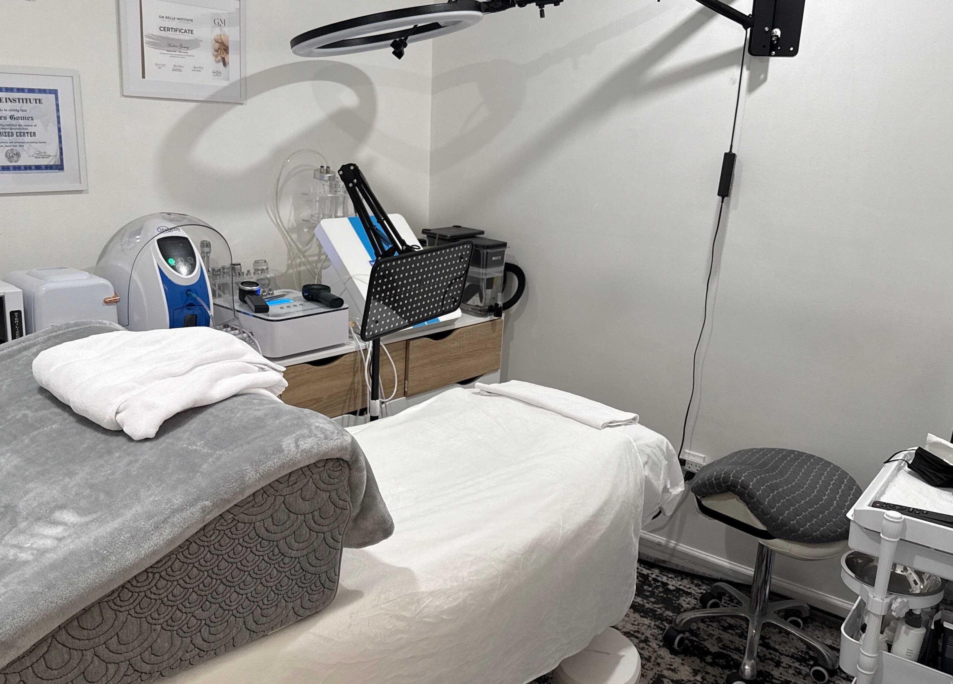 Sala de tratamientos Your Skincare Plus en Garfield, New Jersey, US, equipada para el cuidado de la piel.