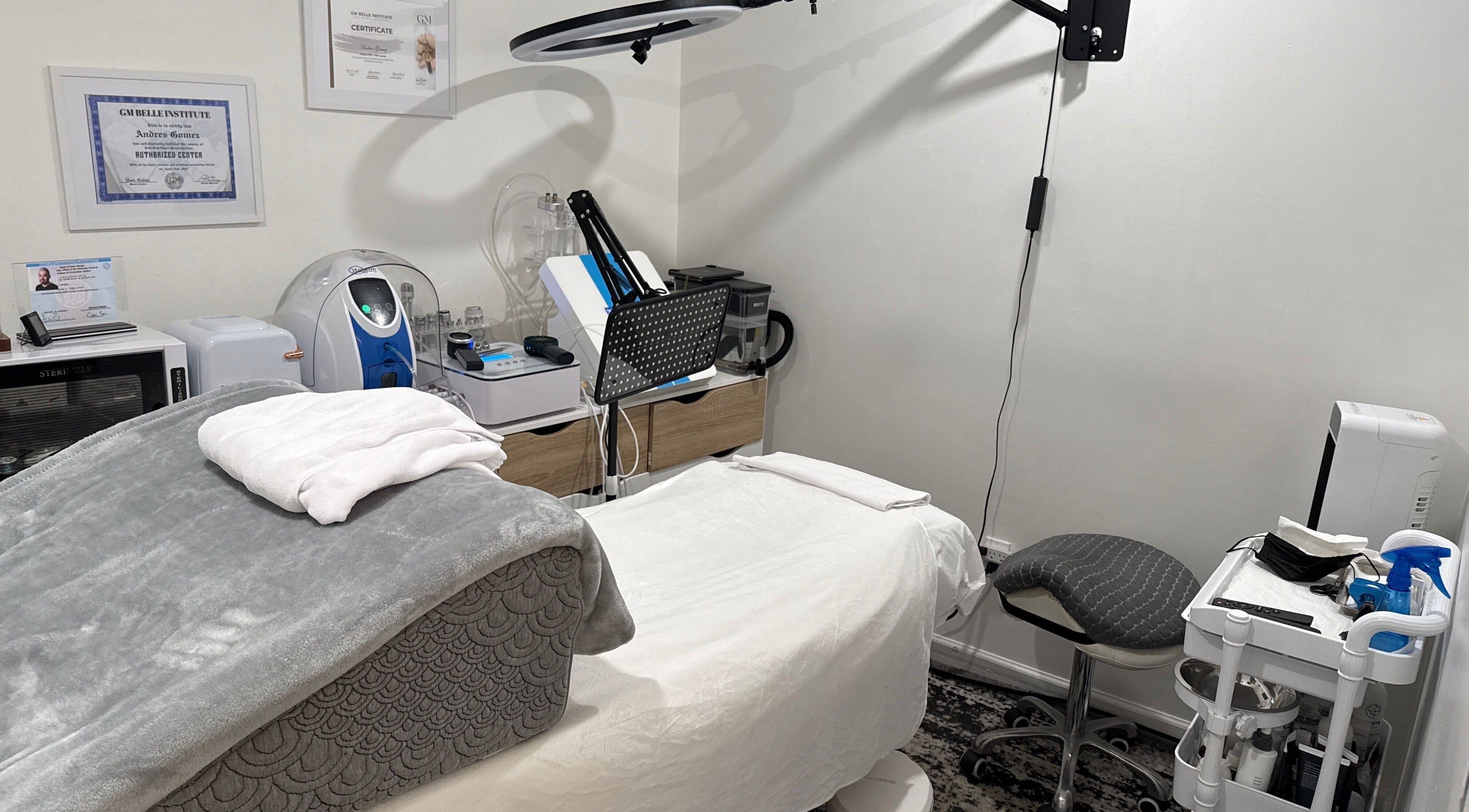 Sala de tratamientos Your Skincare Plus en Garfield, New Jersey, US, equipada para el cuidado de la piel.