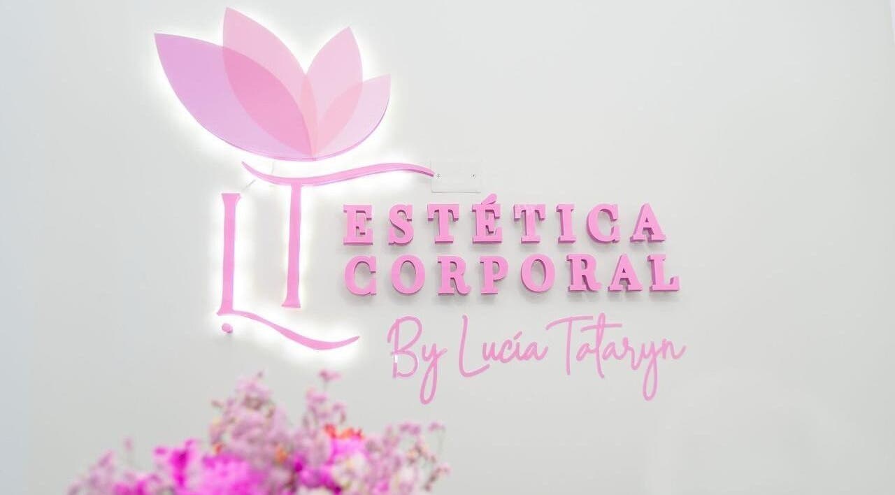 Logotipo de LT Estética Corporal, Las Parejas, Santa Fe, AR con flores rosa en primer plano.