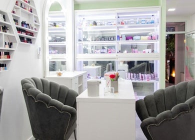 Interior moderno de LT Estética Corporal en Las Parejas, Santa Fe, AR, mostrando área de manicura.