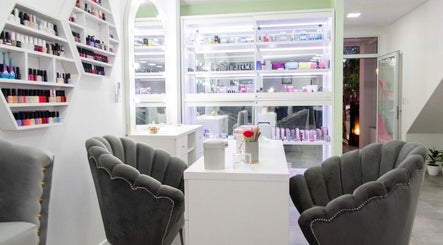 Interior moderno de LT Estética Corporal en Las Parejas, Santa Fe, AR, mostrando área de manicura.