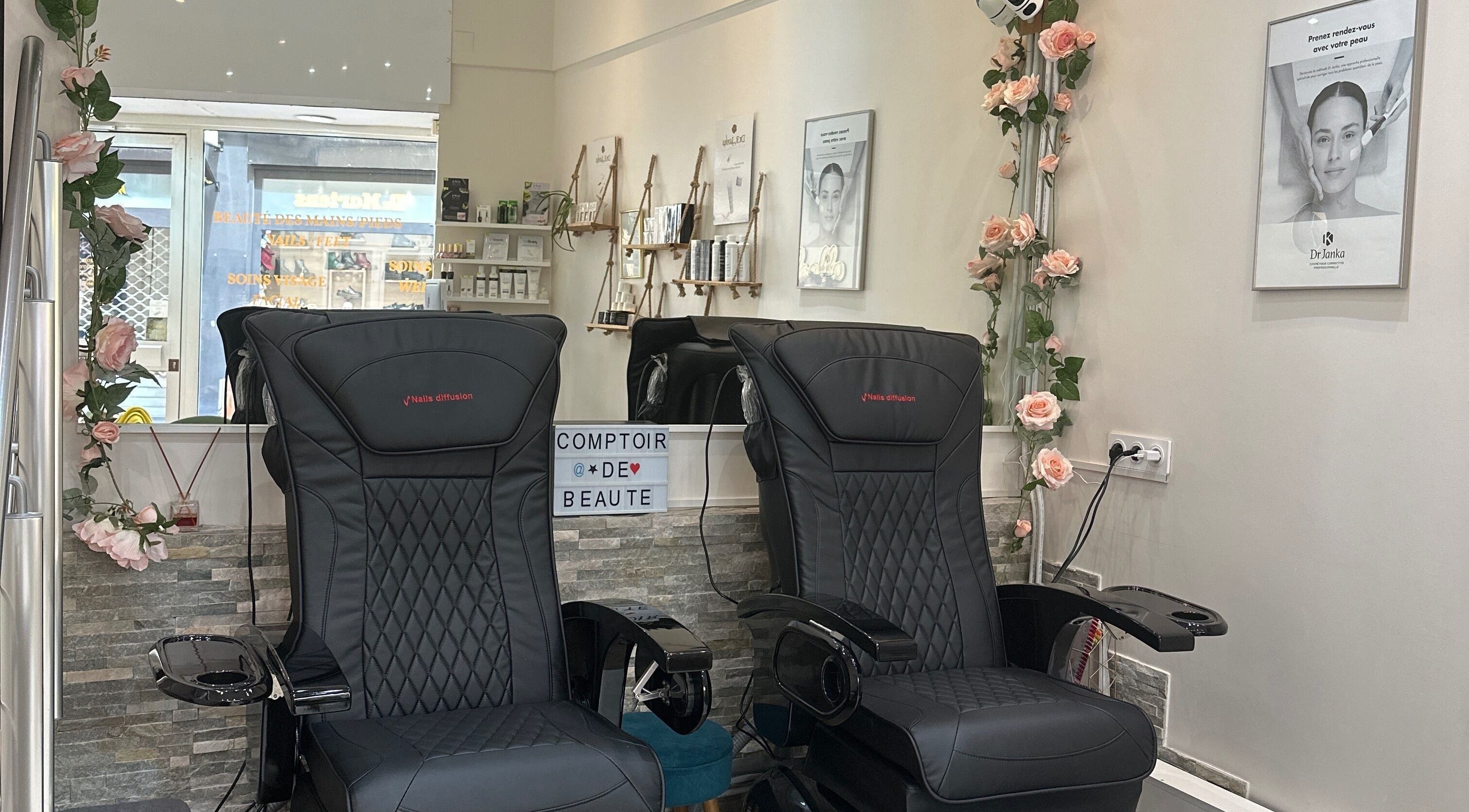 Chaises de détente au Comptoir de beauté à Cannes, Provence-Alpes-Côte d'Azur, FR.