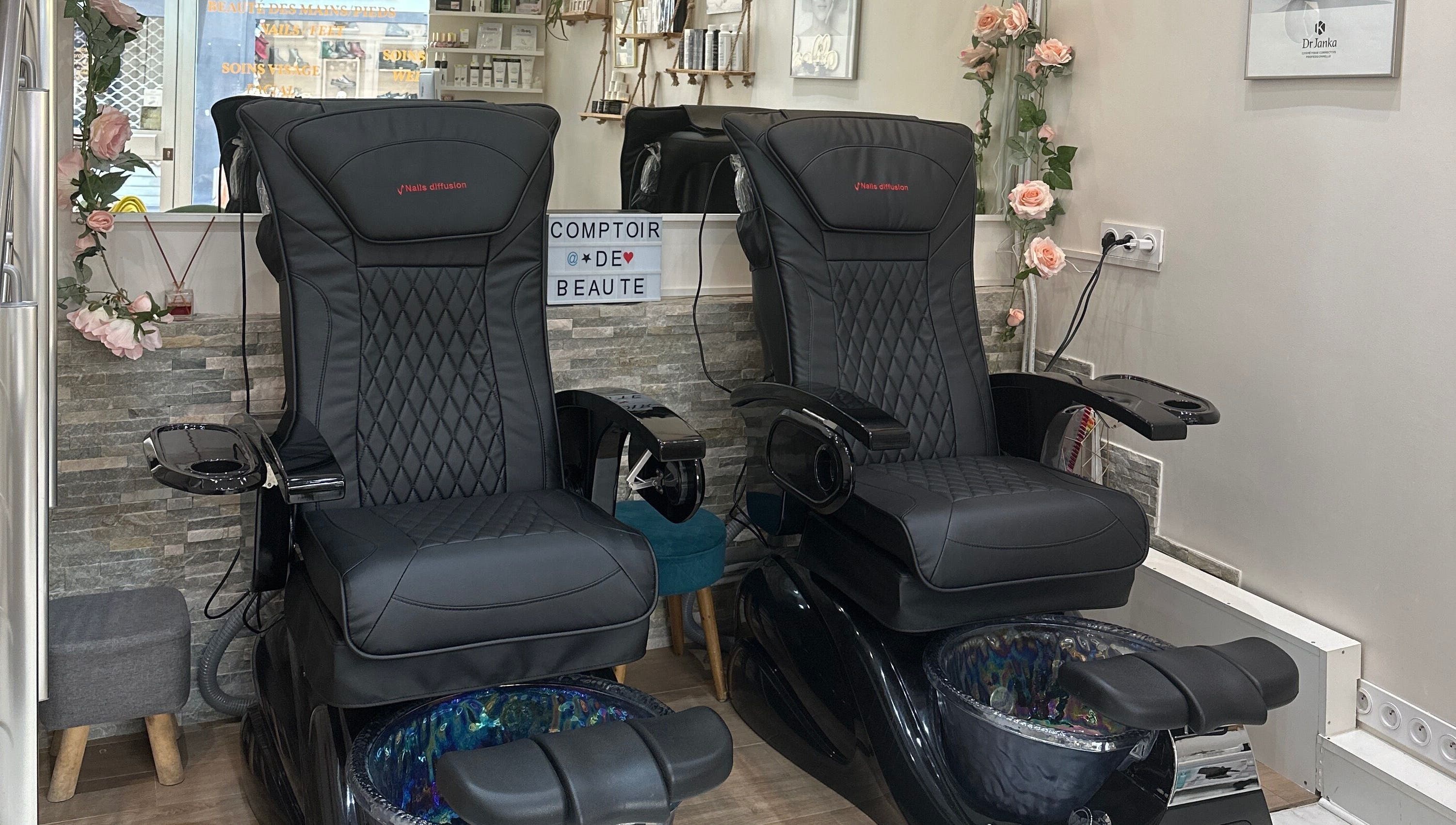 Fauteuils de pédicure élégants chez Comptoir De Beauté, Cannes, Provence-alpes-côte D'azur, FR.