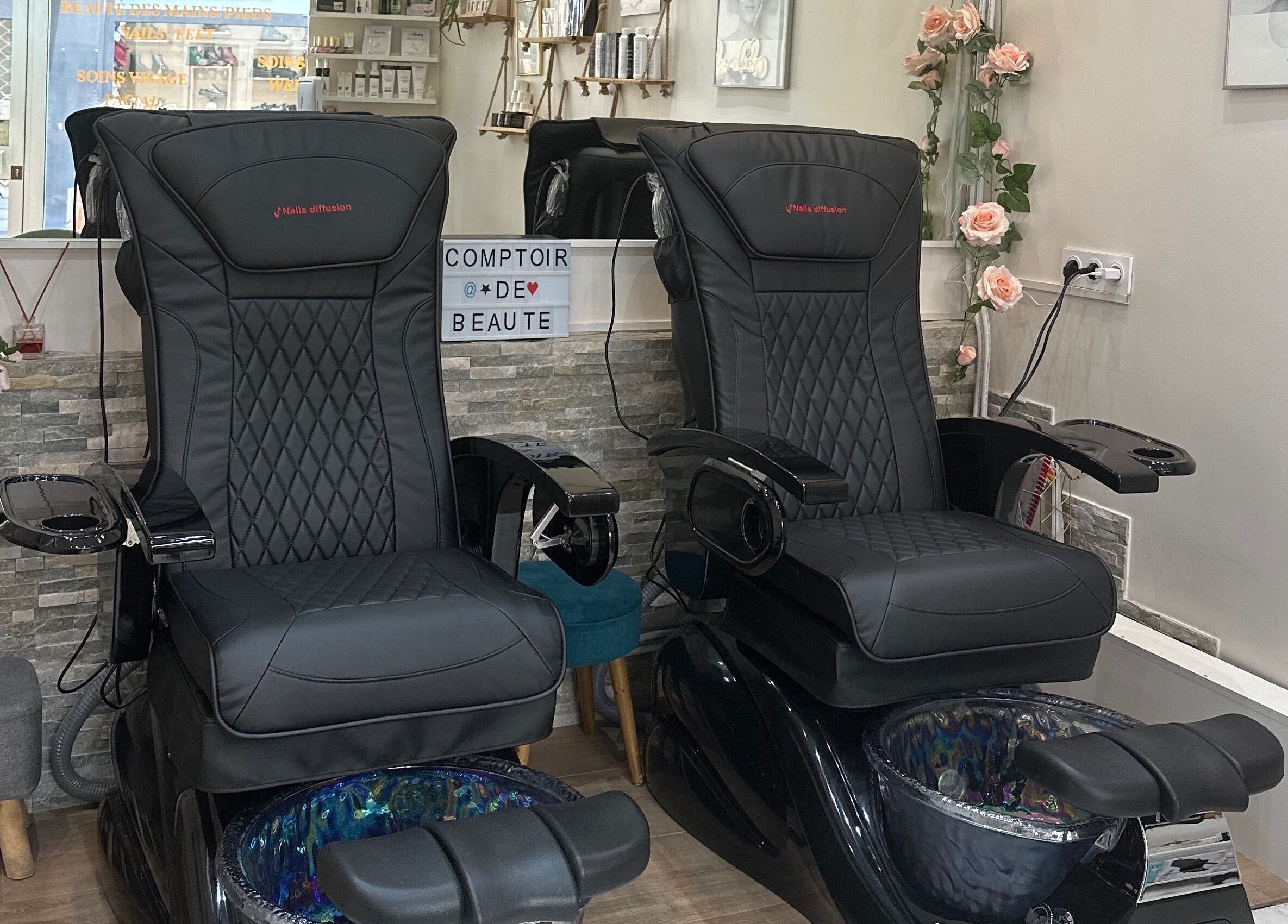 Fauteuils de pédicure élégants chez Comptoir De Beauté, Cannes, Provence-alpes-côte D'azur, FR.