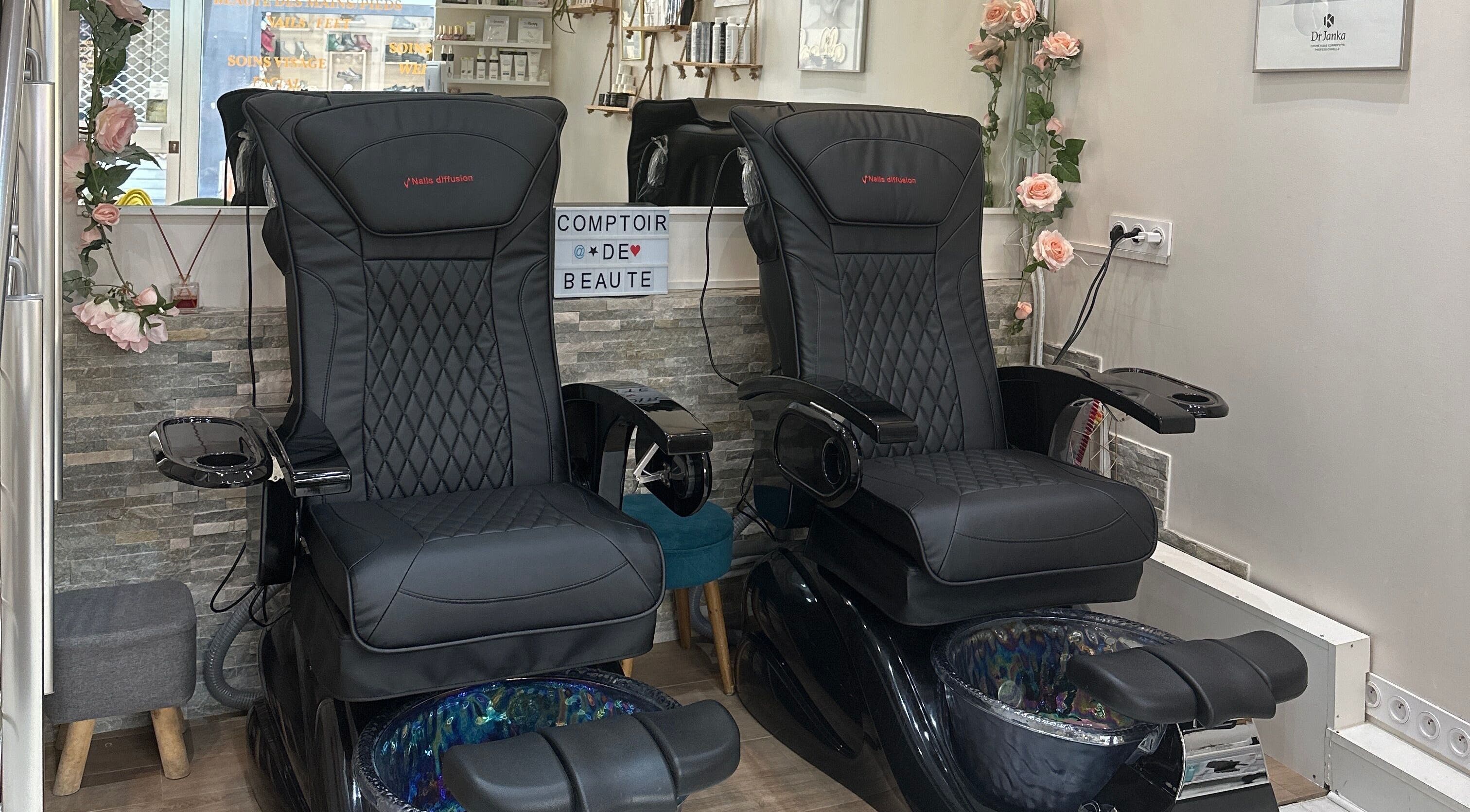 Fauteuils de pédicure élégants chez Comptoir De Beauté, Cannes, Provence-alpes-côte D'azur, FR.