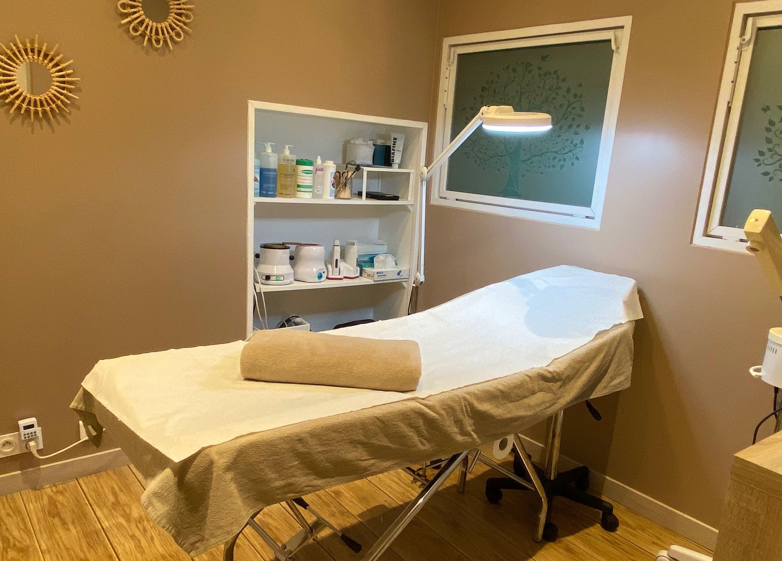 Salle de soin moderne chez Comptoir De Beauté, Cannes, Provence-alpes-côte D'azur, FR.