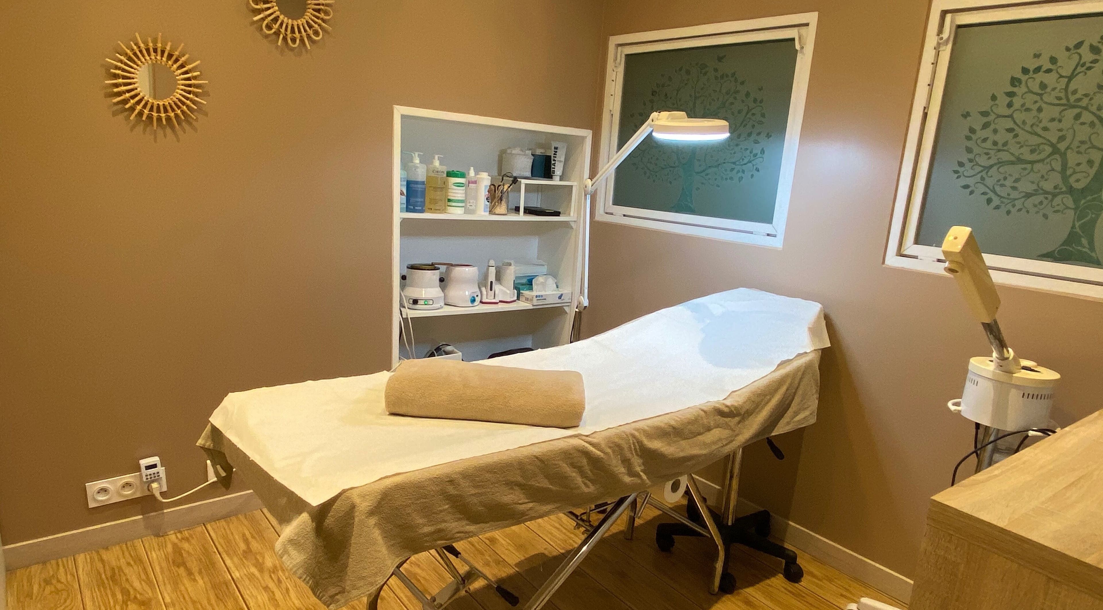 Salle de soin moderne chez Comptoir De Beauté, Cannes, Provence-alpes-côte D'azur, FR.