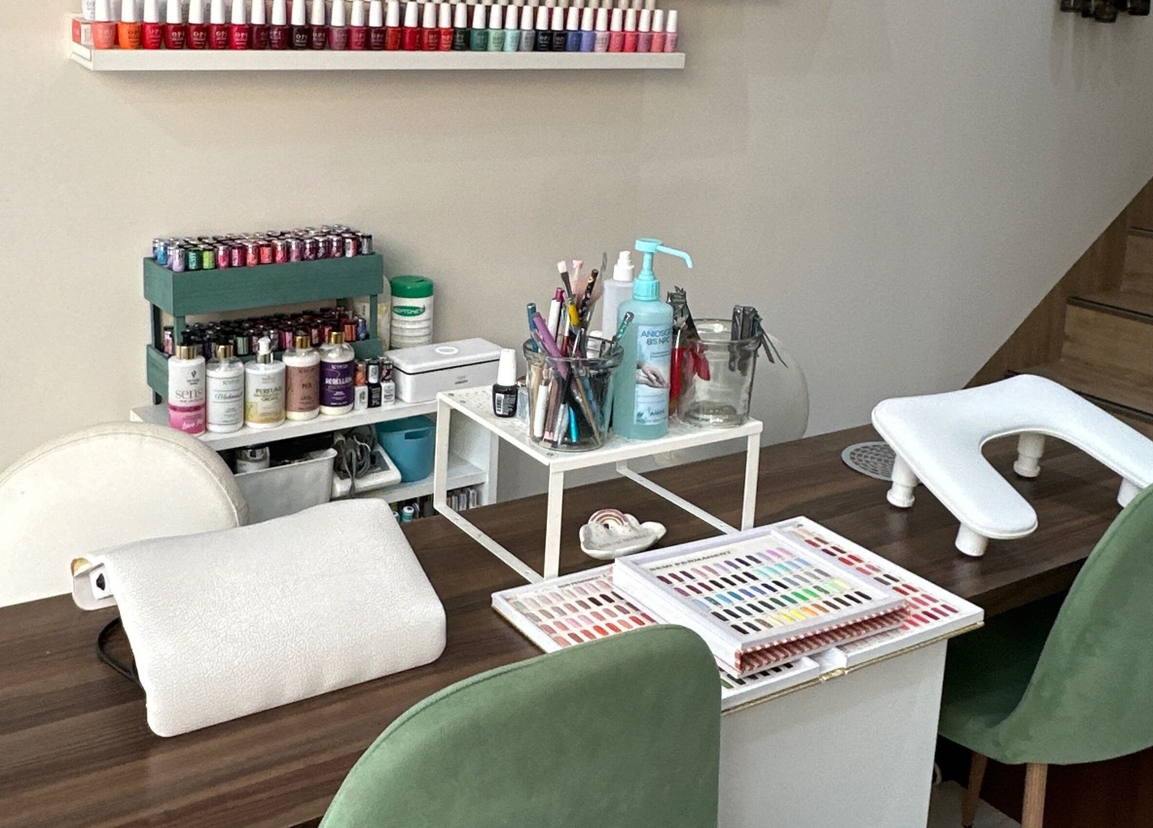 Table de manucure élégante chez Comptoir De Beauté à Cannes, Provence-alpes-côte D'azur, FR.