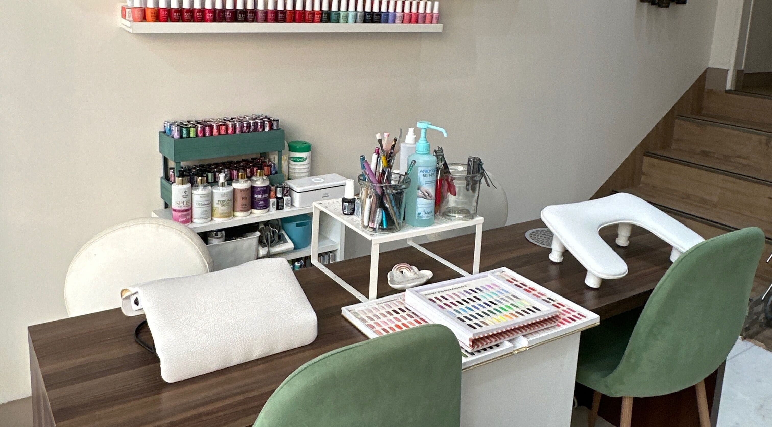 Table de manucure élégante chez Comptoir De Beauté à Cannes, Provence-alpes-côte D'azur, FR.