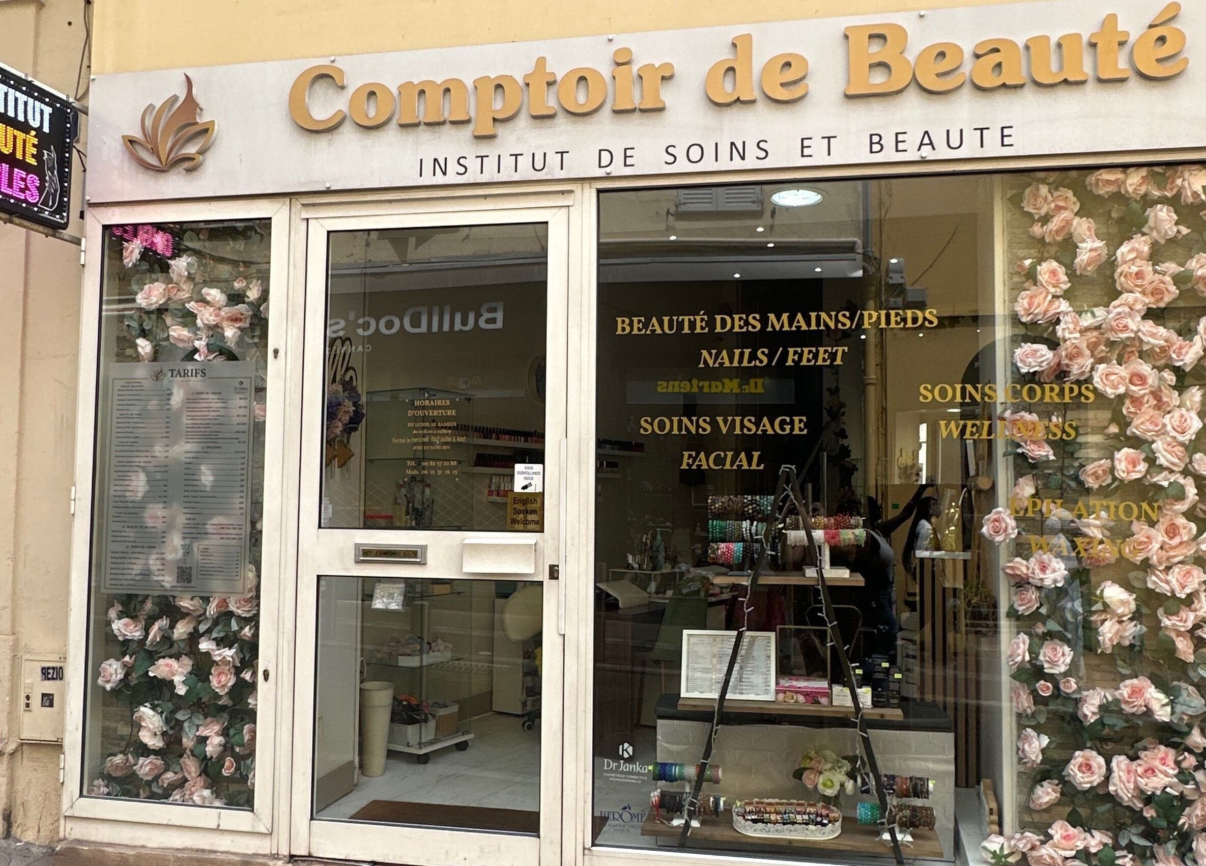 Entrée de Comptoir De Beauté à Cannes, Provence-alpes-côte D'azur, FR avec décor floral élégant.