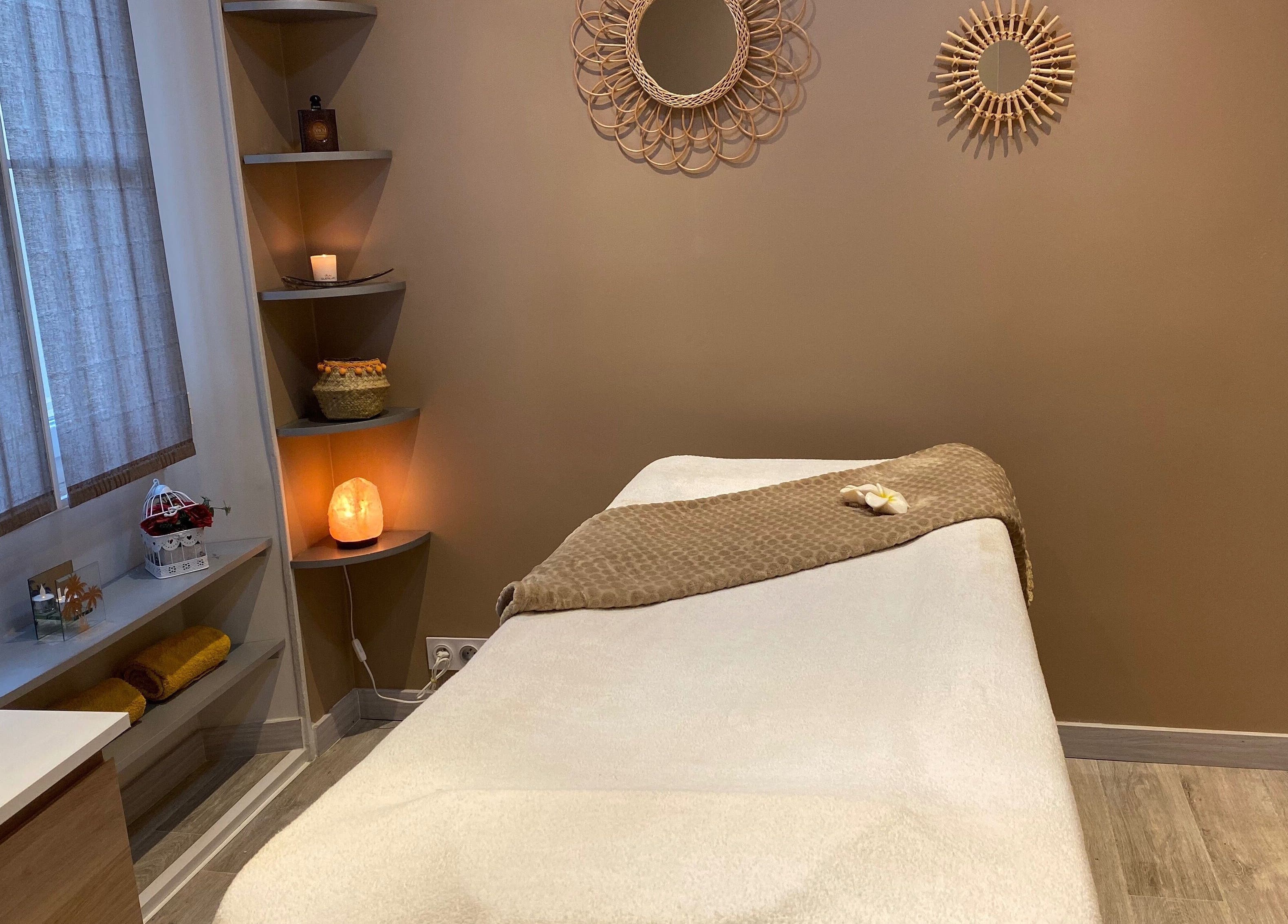 Salle de massage paisible au Comptoir De Beauté, Cannes, Provence-alpes-côte D'azur, FR, avec décor chaleureux.