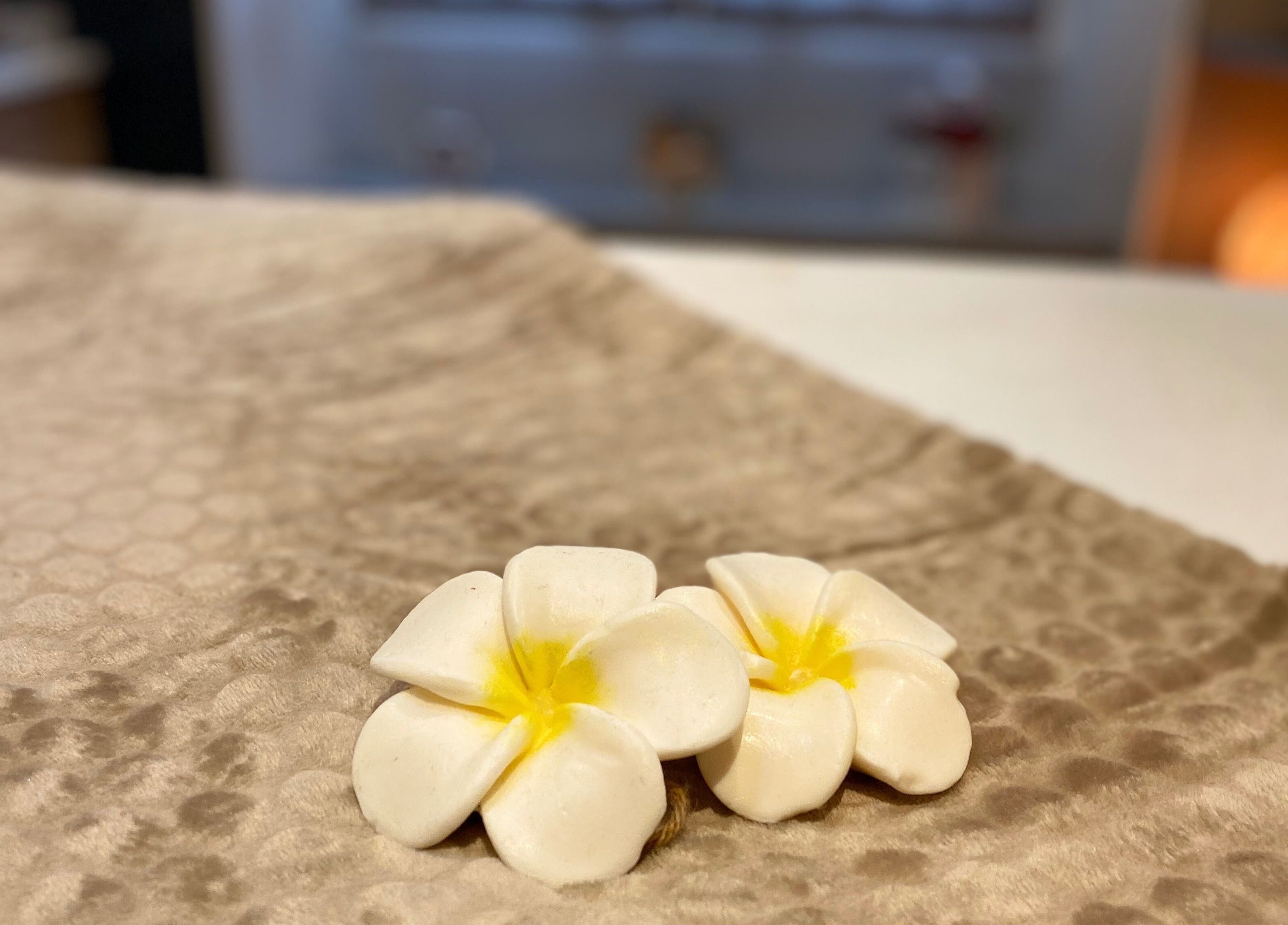 Fleurs blanches sur une serviette douce à Comptoir De Beauté, Cannes, Provence-alpes-côte D'azur, FR.
