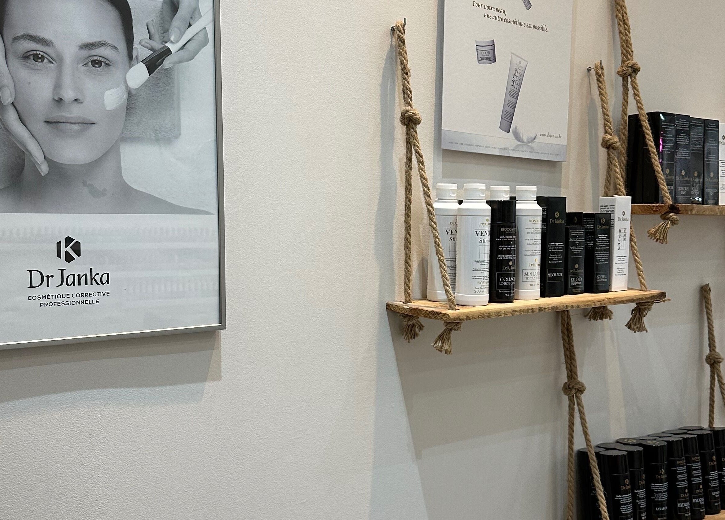 Étagères de produits cosmétiques chez Comptoir De Beauté, Cannes, Provence-alpes-côte D'azur, FR.