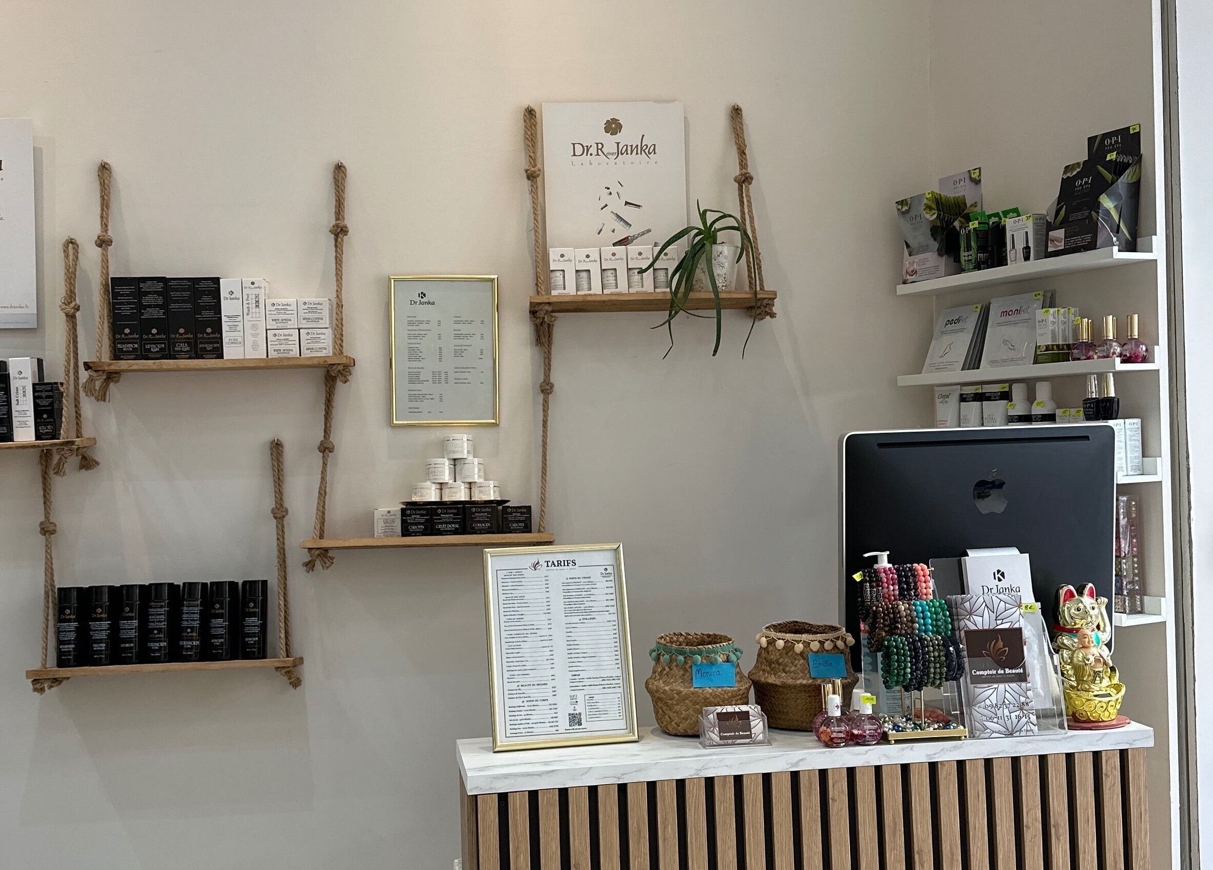 Intérieur de Comptoir De Beauté, Cannes, Provence-alpes-côte D'azur, FR avec étagères de produits de soin.